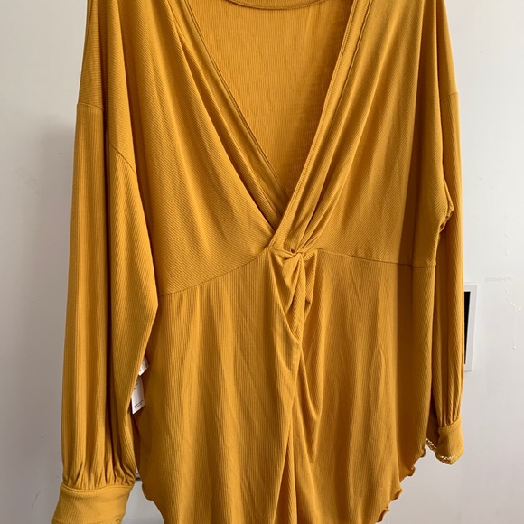 Free People Twisted Back Top 🥳🛍Host Pick🥳🛍 - Picture 9 of 14